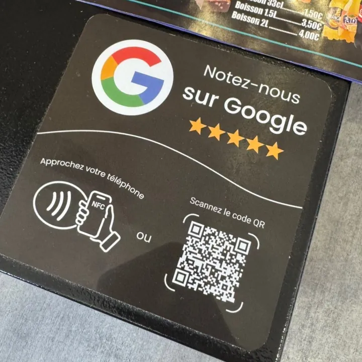 Plaque Google noire sur un comptoir
