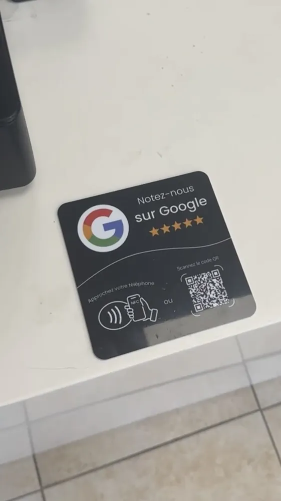 Plaque Google noire sur un comptoir blanc