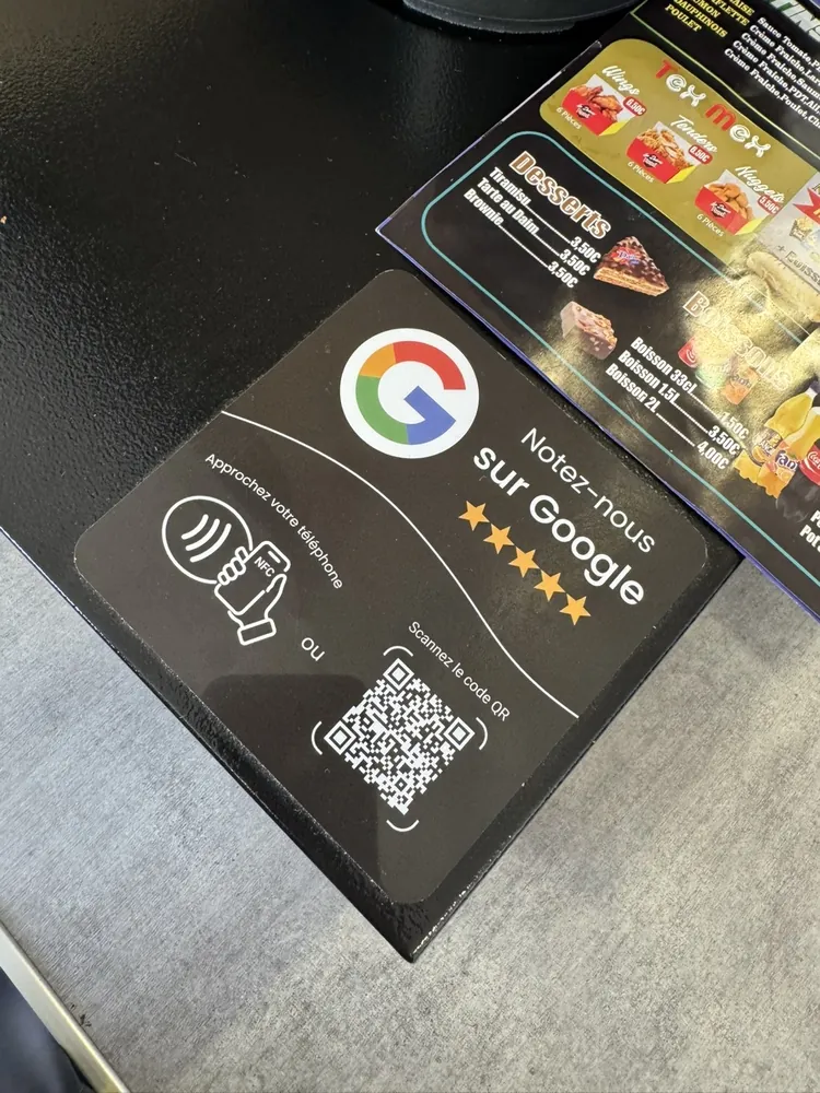 Plaque Google noire sur un comptoir clair