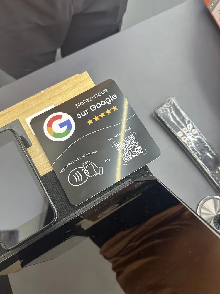 Plaque Google noire près d'un clavier