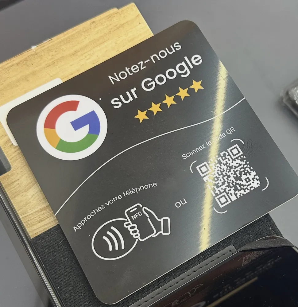 Plaque Google noire en gros plan
