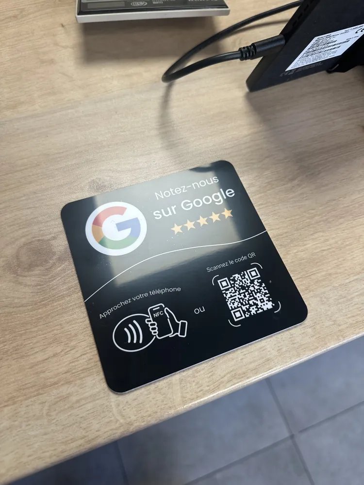 Plaque Google noire sur un comptoir