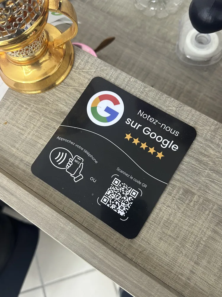 Plaque Google noire sur un plan de travail en bois