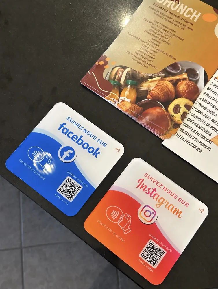 Plaques Facebook et Instagram sur une table